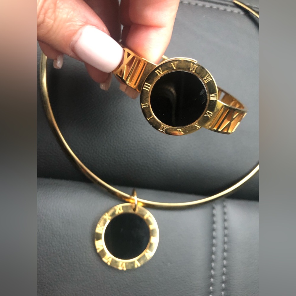 Beautiful choker with pendant and bracelet set